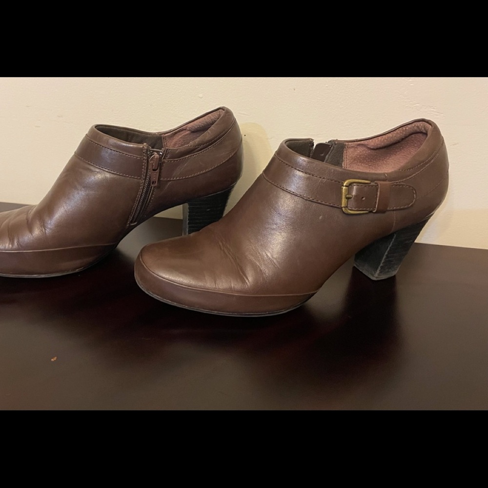CLARKS Bendables Brown leather Low Ankle Bootie
